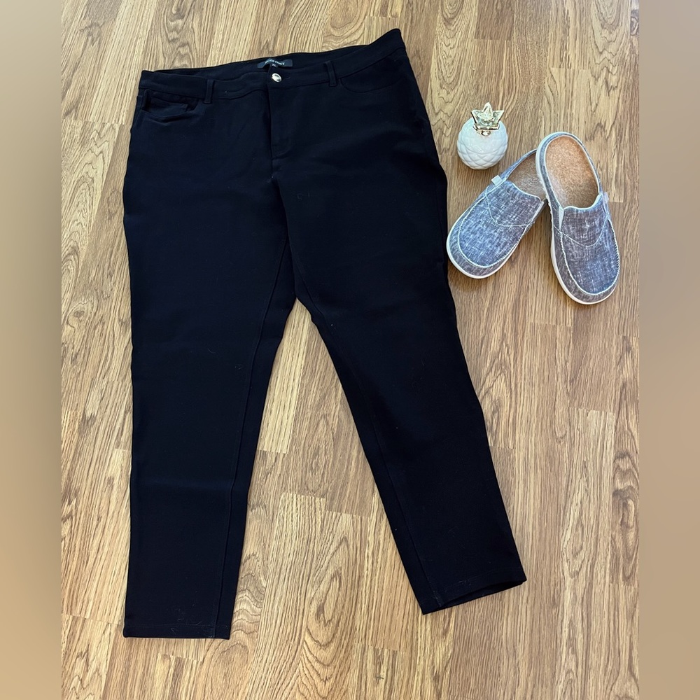 EUC Ellen Tracy Black straight leg pants